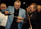 P. astn, Josef B. Pavelka a Ji Slanec pi ktu druhho CD PBB (Vnon koncert r. 2000)